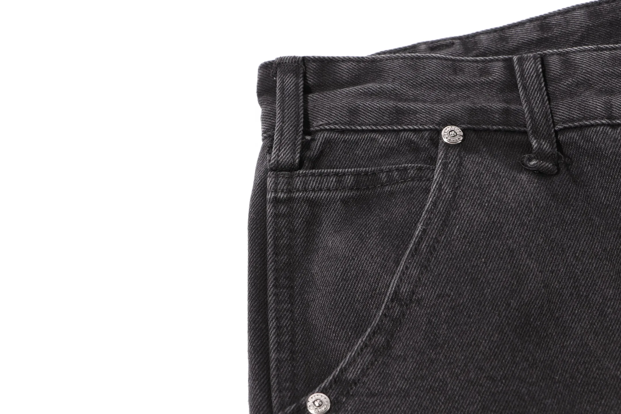 P260 Style number: H44 Croxin & 𝐂𝐡𝐫𝐨𝐦𝐞 𝐇𝐞𝐚𝐫𝐭 ss25 black mosaic star pattern leather denim workwear logging pants. Styles with different washed textures are very friendly to people with thin legs. The slightly flared version perfectly modifies the leg shape. The timeless and moderate length makes it easy to match and match. It is the basis for various styles and is a must-have in your wardrobe! The fabric is stiff but also makes the upper body soft without losing texture. The washing process is even more perfect. It is a must-have item for everyone! ! ! Washed wheat, hang tag, pants label, three labels complete Color: black Size: 30-32-34-36